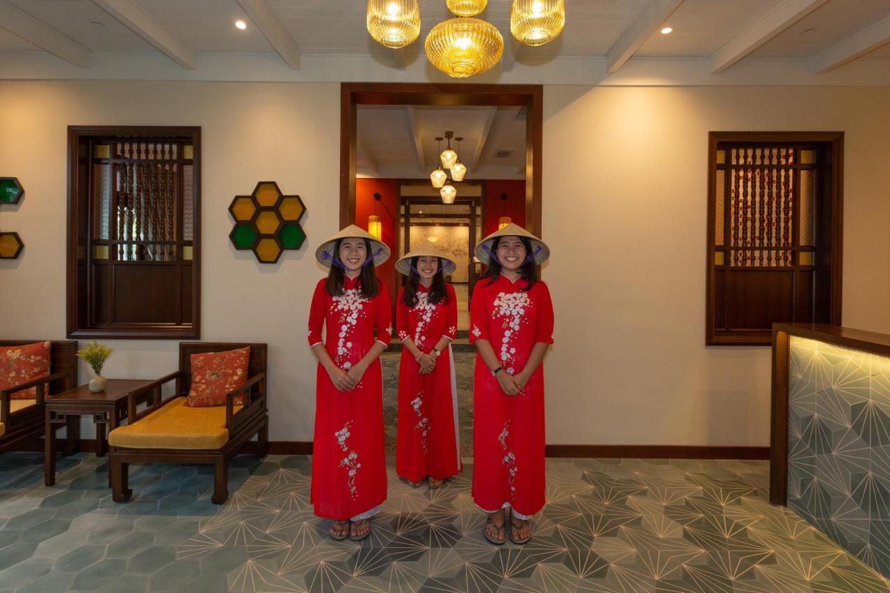 Khách Sạn Cozy Savvy Boutique Hội An Ngoại thất bức ảnh Vietnamese women wearing the áo dài